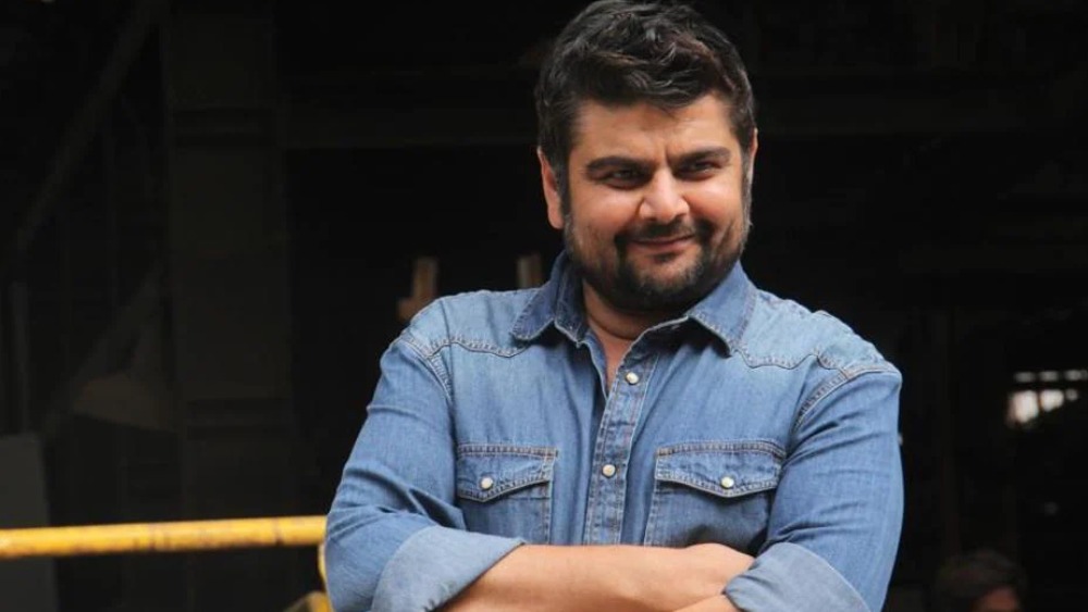 এ বার পরিচালনার পাশাপাশি প্রযোজনাও করতে শুরু করেছিলেন। নিজের প্রযোজনা সংস্থার নাম রেখেছিলেন ‘হ্যাটস অফ’।