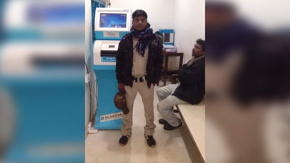 হাতির আক্রমণ থেকে বেঁচে ফেরা উৎপল বাউড়ি।