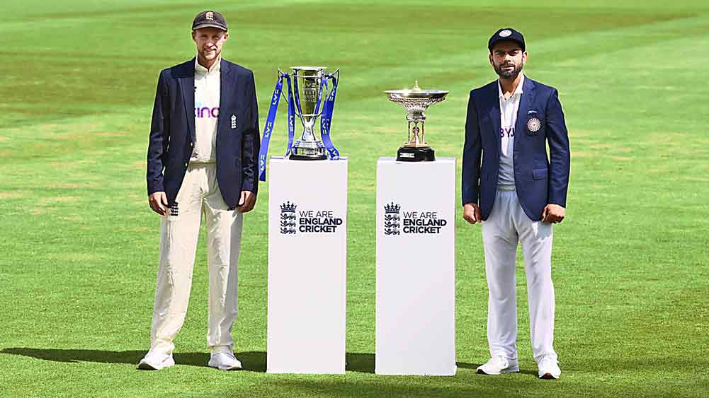 অপেক্ষা: ইংল্যান্ডের বিরুদ্ধে ভারতের সিরিজ় শুরুর আগে ট্রফি নিয়ে অধিনায়ক রুট ও কোহালি। 