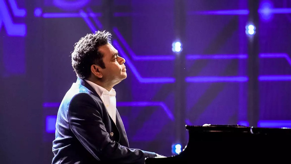 গান গাওয়ার পাশাপাশি গান লেখেন এবং সুরও দেন এ আর রহমান। এ আর রহমানের লেখা একটি সুপারহিট গান গাওয়ার জন্য প্রস্তাব পেয়েছিলন অলকা। কিন্তু জানেন কি অলকা সেই প্রস্তাব নাকচ করে দিয়েছিলেন?