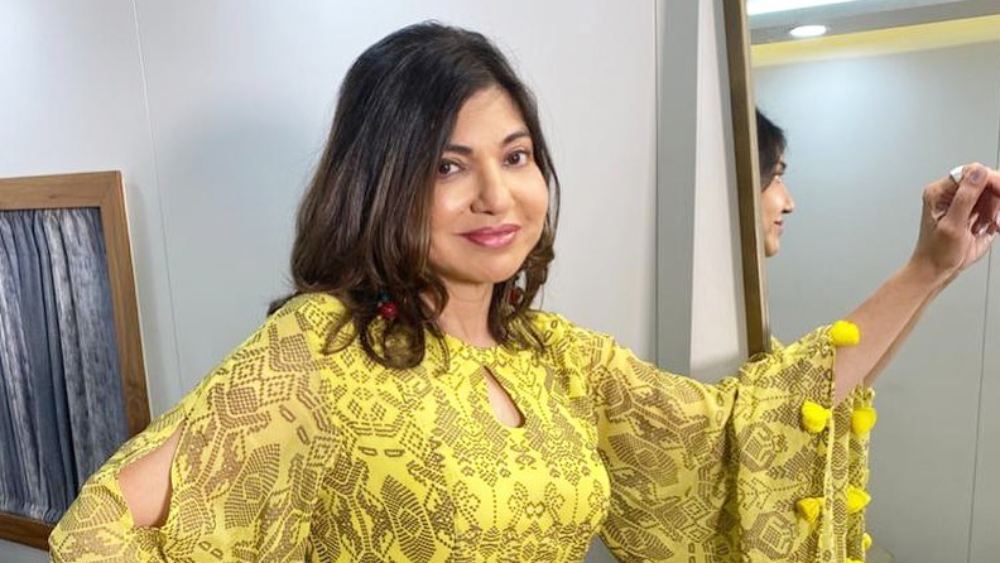 ওই গানটিই পরে সুপারহিট হয়েছিল। আর আজও সেই দিনের কথা ভেবে আফসোস করেন অলকা।