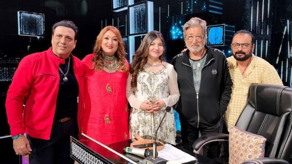 কলকাতার এক গুজরাতি পরিবারে ১৯৬৬ সালে জন্ম অলকার। মা শুভা এক জন শাস্ত্রীয় সঙ্গীতশিল্পী ছিলেন। ছোট থেকে মায়ের গান শুনেই বড় হয়েছেন তিনি। মা-ই তাঁর গানের অনুপ্রেরণা।