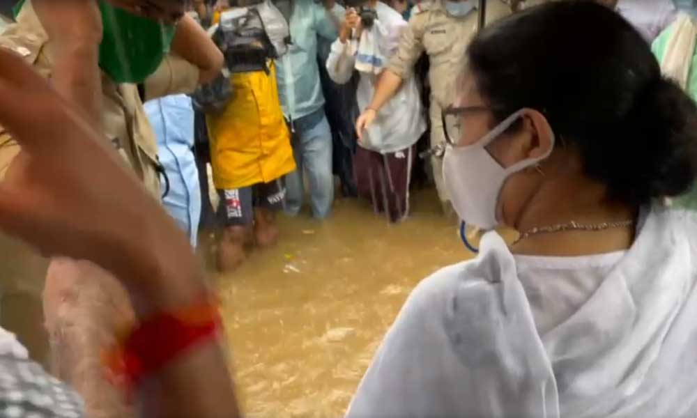 হাঁটুজলে দাঁড়িয়ে বন্যার্তদের সঙ্গে কথা মুখ্যমন্ত্রীর,  আমতা থেকেই নবান্নে ফিরছে কনভয়