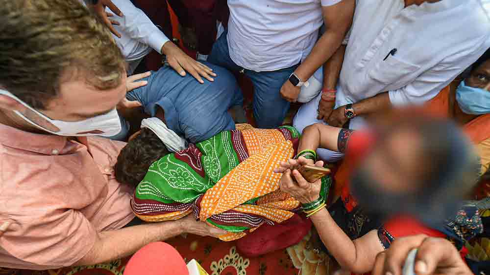 মেয়েটির পরিবারের সঙ্গে কংগ্রেস সাংসদ রাহুল গাঁধী।