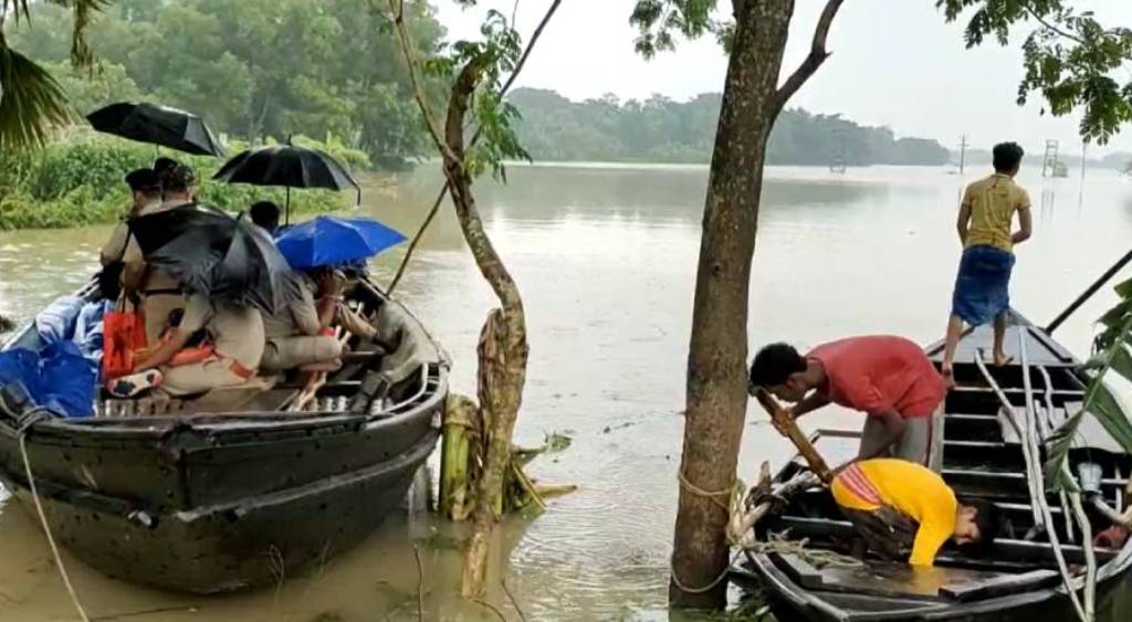 হুগলির খানাকুলেও চলছে নৌকা।