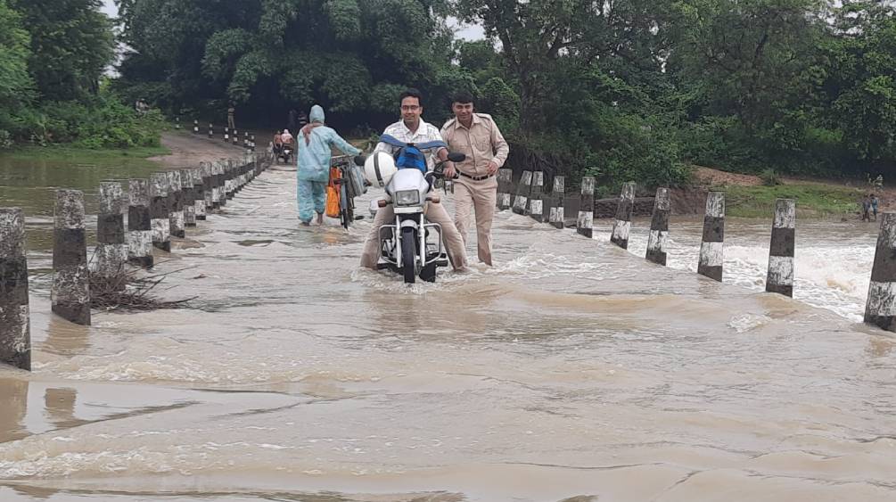 জলমগ্ন মানকানালি সেতু।