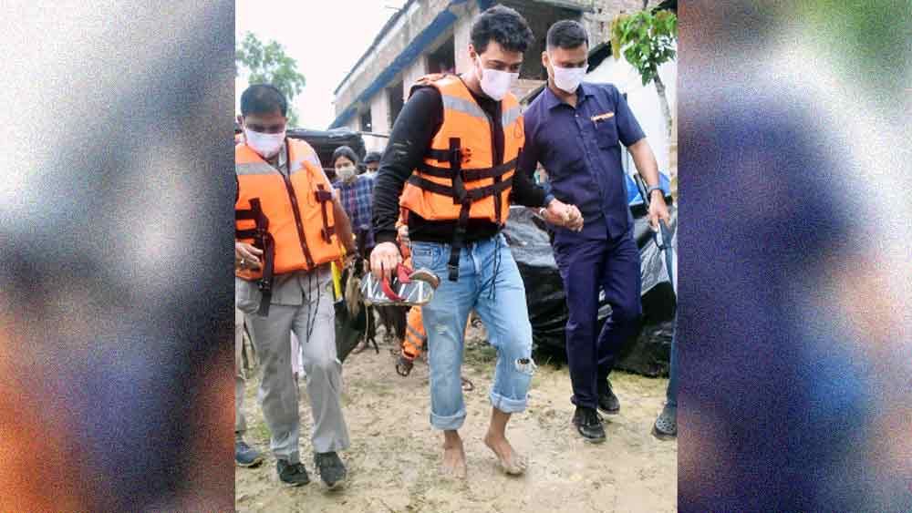 ঘাটালের এক ত্রাণ শিবির থেকে বেরিয়ে আসছেন সাংসদ দেব। বুধবার।