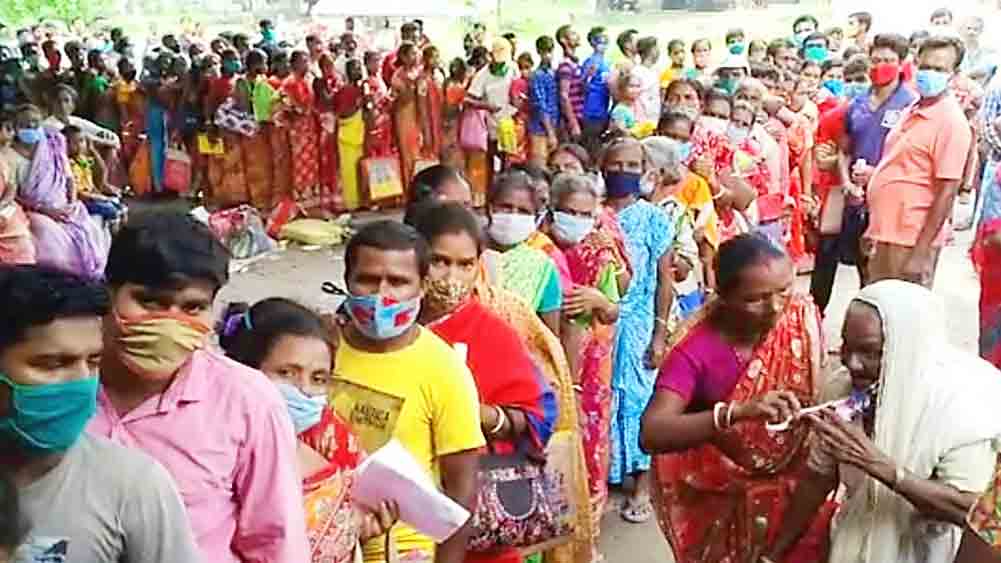 ভিড়: টিকা নেওয়ার এমনই দীর্ঘ লাইন দেখা যাচ্ছে বিভিন্ন কেন্দ্রে। 