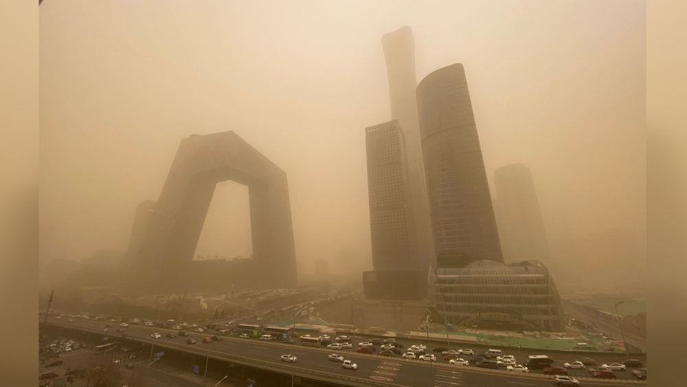 এ সময় মরুধুলোয় ঢেকে যেত উত্তরাঞ্চল থেকে রাজধানী বেজিং পর্যন্ত বিস্তীর্ণ এলাকা। বছরের এই দু'মাস নিজেদের সম্পূর্ণ না ঢেকে বাইরে বার হতেই পারতেন না কেউ। যানবাহন চলাচল থেকে বিমানের ওঠানামাও বাধার মুখোমুখি হত।