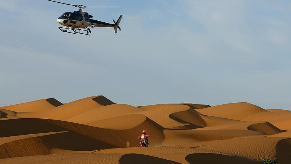 কী ভাবে সম্ভব হল এই কাজ? চিন সরকার এর জন্য দু'টি উপায় বার করেছে। এক, হেলিকপ্টার বা ড্রোনে করে উপর থেকে বীজ ছড়িয়ে দিয়েছে। যাতে বিশাল এলাকা জুড়ে প্রচুর পরিমাণ বীজ একসঙ্গে ছড়িয়ে দেওয়া যায়।