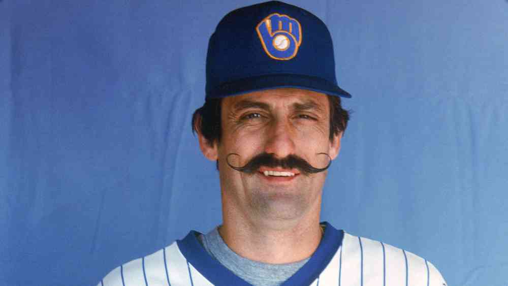 ১৯৮২: বেসবল খেলোয়াড় রোলি ফিংগারসের গোঁফ নজর কেড়েছিল সারা পৃথিবীর। 