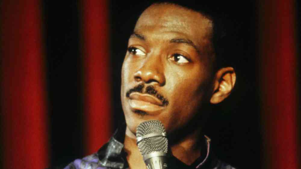 ১৯৮৩: অভিনেতা এডি মারফির গোঁফ সে বছর নজর কেড়েছিল সকলের। তাঁর গোঁফের অনুপ্রেরণায় অনেকে গোঁফ রাখতে শুরু করেন সে বছর। 