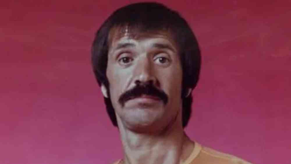 ১৯৮৬: গায়ক সনি বোনোর গোঁফ আমেরিকা এবং ইউরোপে বিপুল জনপ্রিয় হয়।