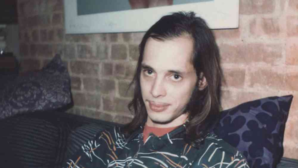 ১৯৮৮: মোটা গোঁফের দিন শেষ। অভিনেতা জন ওয়াটার্সের সূত্রে গোঁফের ফ্যাশনে পাকা জায়গা করে নিল পেন্সিলের মতো সরু গোঁফ। 