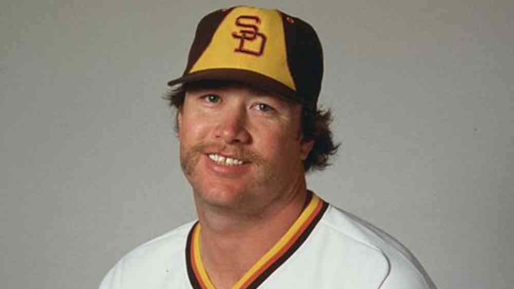 ১৯৮৯: বেসবল খেলোয়াড় গুজ গুসেজের সূত্রে জায়গা করে নিল ঝোলা গোঁফ। সারা পৃথিবীর বহু বিখ্যাত ব্যক্তিত্ব তাঁর অনুকরণে এমন গোঁফ রাখেন। 