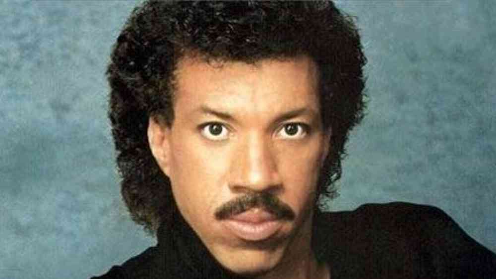 ১৯৯০: গায়ক লায়োনেল রিচির গোঁফ নিঃসন্দেহে সে বছরের সেরা।  