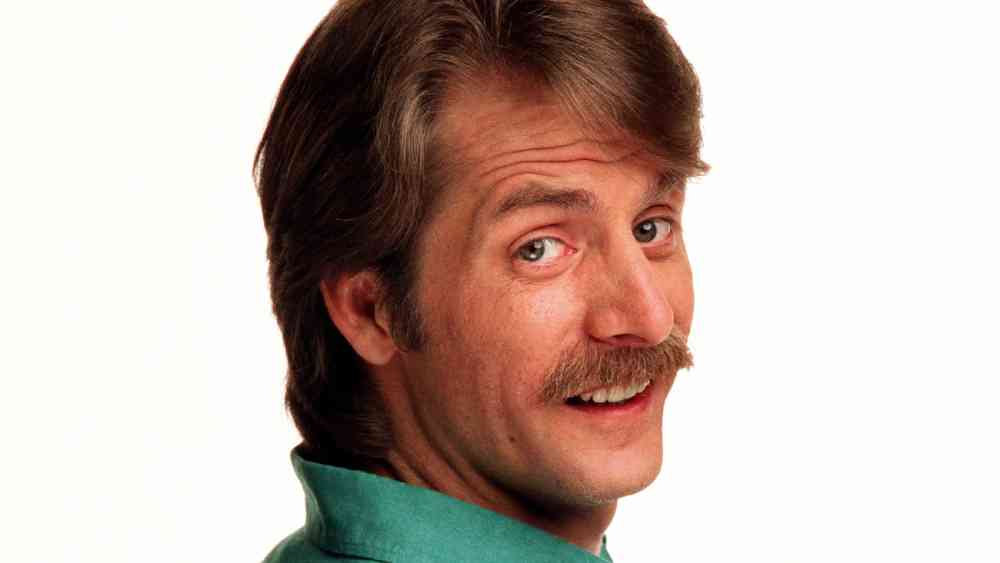 ১৯৯১: ছোটপর্দার আরও এক তারকা জেমস ফক্সওয়ার্দির গোঁফ জায়গা পেয়েছে সে বছরের সেরার আসনে। 