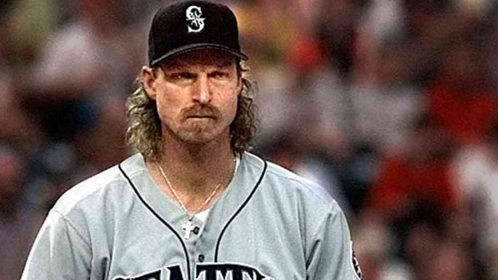 ১৯৯৩: সে বছর সকলের নজর বেসবল খেলোয়াড় র‌্যান্ডি জনসনের খোঁচাখোঁচা গোঁফে। 