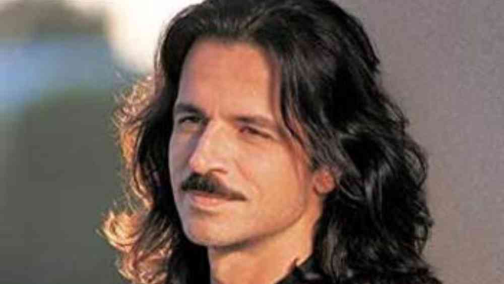 ১৯৯৫: গ্রিসের সঙ্গীতশিল্পী ইয়ানির গোঁফ সে বছরের সবচেয়ে জনপ্রিয় গোঁফ।