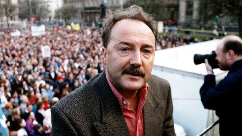 ১৯৯৭: খেলা বা বিনোদনের জগত থেকে নন, সে বছরের সবচেয়ে জনপ্রিয় গোঁফটি রাজনীতির জগত থেকে। ব্রিটিশ নেতা জর্জ গ্যালোওয়ের। 