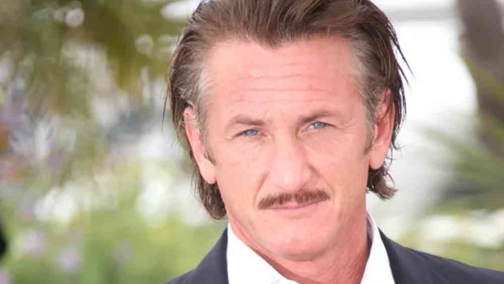 ২০০১: নতুন শতাব্দীর গোড়াতেই নজর কাড়ল অভিনেতা শন পেনের গোঁফ। 