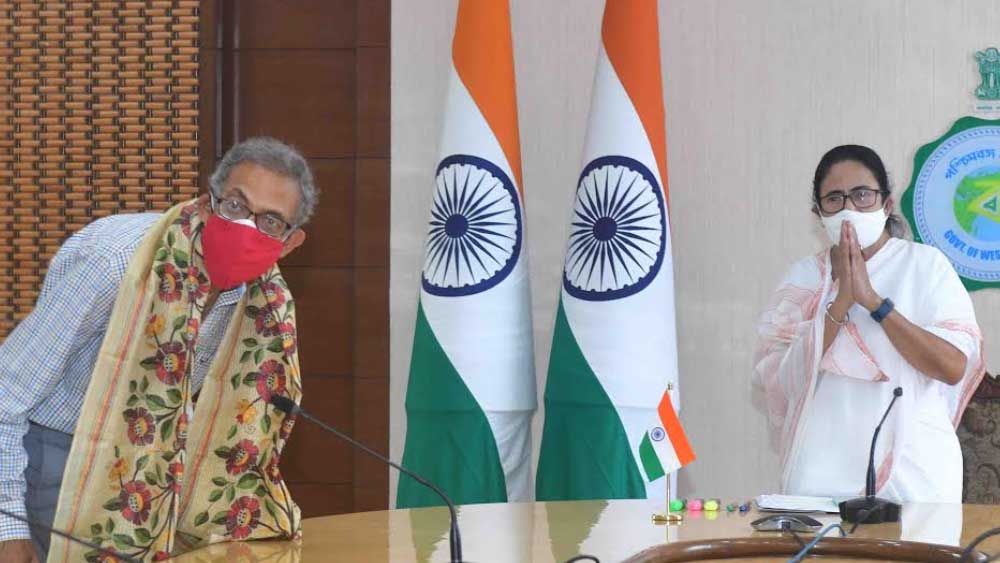 মুখ্যমন্ত্রী মমতা বন্দ্যোপাধ্যায়ের সঙ্গে নোবেলজয়ী অর্থনীতিবিদ অভিজিৎ বিনায়ক বন্দ্যোপাধ্যায়।