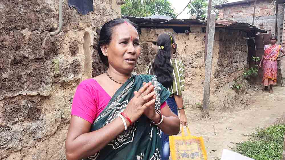 mother on border is waiting for her migrant labourer son