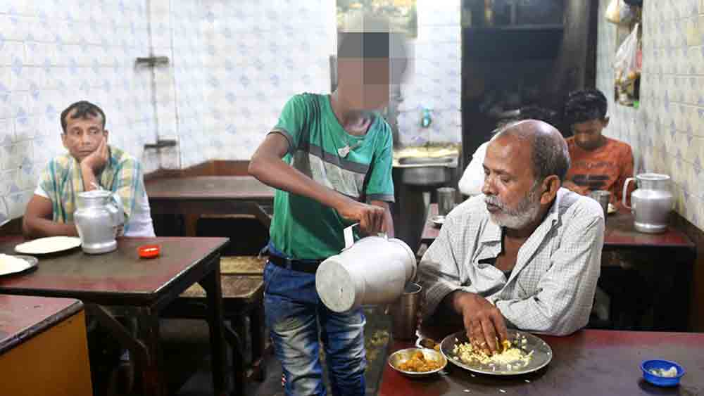 কর্ম-যোগ: অতিমারিতে শহরে বাড়ছে শিশু শ্রমিকের সংখ্যা। রাজাবাজারের একটি খাবারের হোটেলে দেখা মিলল তাদেরই এক জনের। 