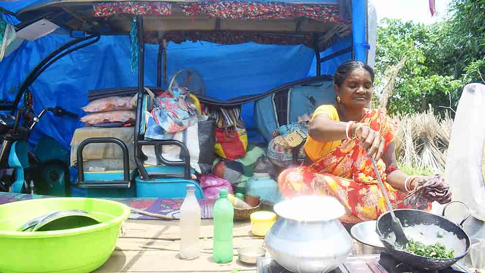 ঘরবাড়ি জলের তলায়। টোটোতেই চলছে রান্না। খানাকুলের জগদীশতলায়।