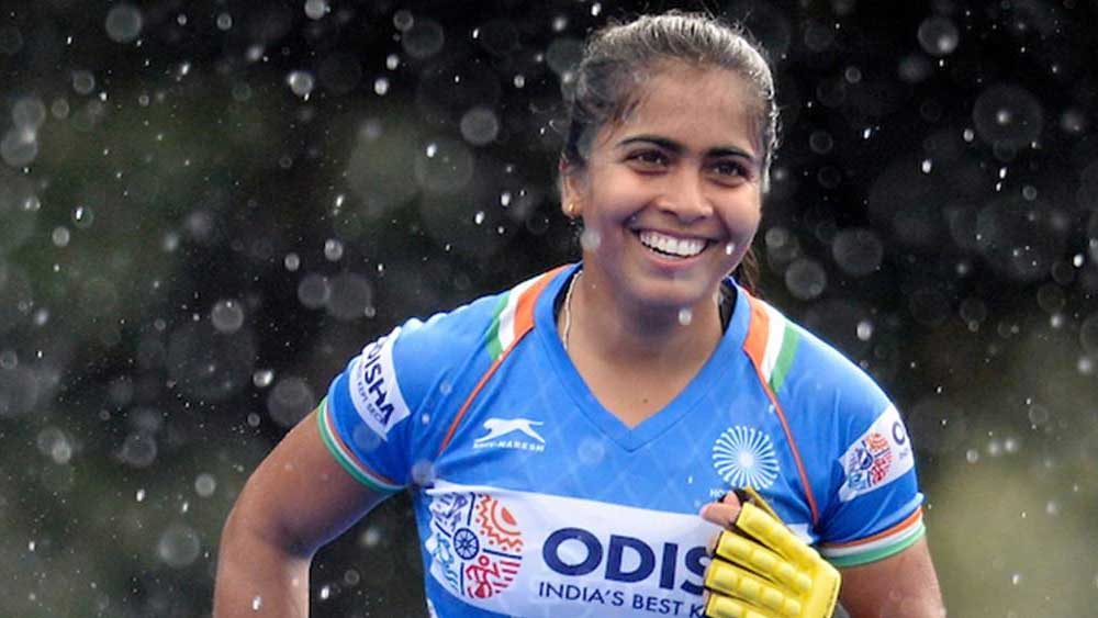 নেহা গোয়েল (২৪, মিডফিল্ডার): তাঁর মদ্যপ বাবার কাছে রোজ অপদস্থ হতে হত মাকে। সেই দৃশ্য যাতে না দেখতে হয় সেই জন্য হকি খেলা শুরু করেছিলেন নেহা। হকি খেললে দু’বেলা খাবার পেতেন। সেই কারণেও হকি খেলতেন তিনি। সেই মেয়েই এখন ভারতীয় দলের অন্যতম ভরসা। মায়ের সঙ্গে এক সাইকেল কারখানাতেও কাজ করতেন নেহা। চাকার একটা স্পোক ঠিক করার জন্য পাঁচ টাকা পেতেন তিনি। ১৮ বছর বয়সে জাতীয় দলে অভিষেক ঘটে নেহার।