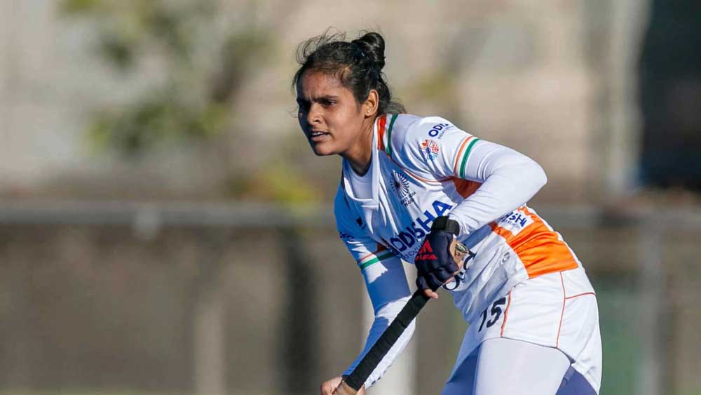 নিশা ওয়ারশি (২৬, মিডফিল্ডার): মাত্র দু’বছর আগে অভিষেক ঘটে তাঁর। হকি খেলতে শুরু করেছিলেন কারণ এই খেলায় খুব বেশি সরঞ্জামের প্রয়োজন ছিল না। বাবা ছিলেন দর্জি। কিন্তু ২০১৫ সালে পঙ্গু হয়ে যান তিনি। অর্থাভাবের কারণে ফোম তৈরির কারখানায় কাজ করতে শুরু করেন নিশার মা। তিন বছর পর ২০১৮ সালে জাতীয় দলে অভিষেক ঘটে নিশার।