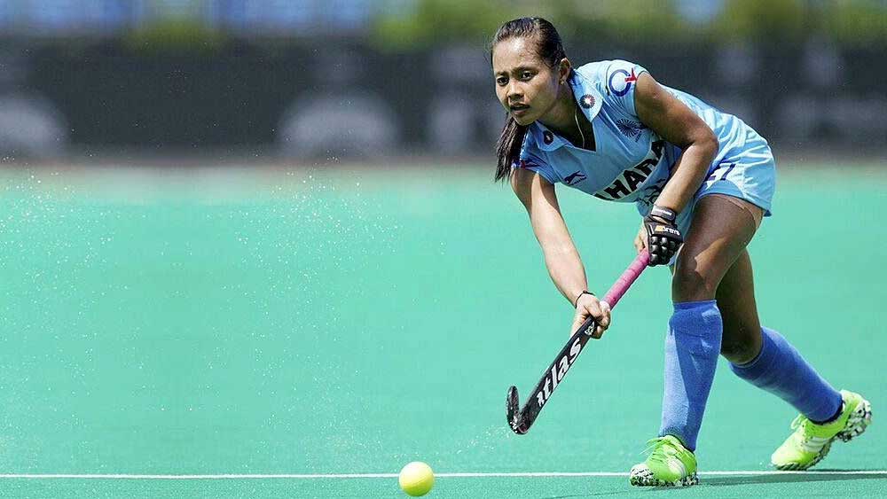 সুশীলা চানু (২৯, মিডফিল্ডার): টোকিয়ো অলিম্পিক্সে খেলতে যাওয়া ভারতীয় দলের অন্যতম অভিজ্ঞ খেলোয়াড়। রিয়ো অলিম্পিক্সে অধিনায়ক ছিলেন তিনি। বহু দিন ধরে জাতীয় দলের দায়িত্ব সামলাচ্ছেন। দেড়শোর বেশি ম্যাচ খেলেছেন সুশীলা। কোয়ার্টার ফাইনালে অস্ট্রেলিয়াকে হারানোর পিছনে বড় ভূমিকা নিয়েছিলেন তিনি।