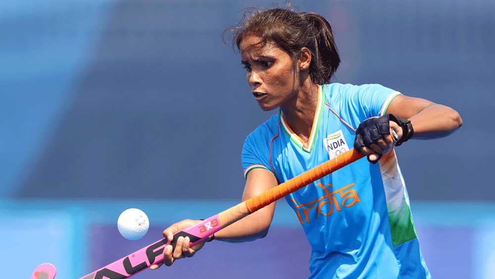 বন্দনা কাটারিয়া (২৬, স্ট্রাইকার): গ্রুপের শেষ ম্যাচে দক্ষিণ আফ্রিকাকে হারিয়ে কোয়ার্টার ফাইনালে ওঠার রাস্তা পাকা করেছিল ভারত। সেই ম্যাচে হ্যাটট্রিক করেন বন্দনা। তিন মাস আগে বাবাকে হারিয়েছেন তিনি। যে বাবার জন্য তাঁর খেলার স্বপ্ন সত্যি হয়েছিল। সমাজের বিরুদ্ধে লড়াই করে মেয়েকে খেলতে পাঠিয়েছিলেন তিনি। অনুশীলন থাকায় বাবার শেষ সময় পাশে থাকতে পারেননি বন্দনা। অলিম্পিক্সে পদক জিতে বাবার লড়াইকে সম্মান জানাতে চাইবেন তিনি।