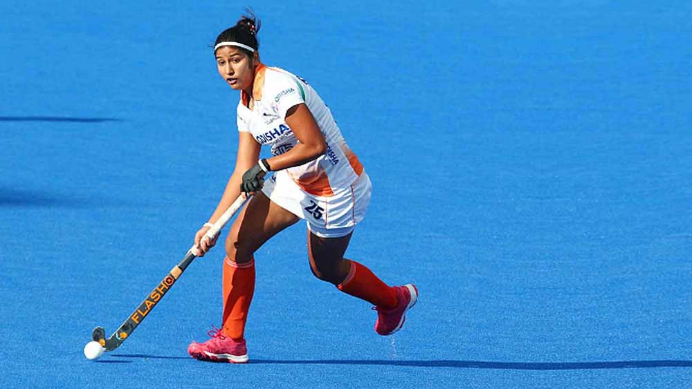 নবনীত কৌর (২৫, স্ট্রাইকার): রিয়ো অলিম্পিক্সে খেলা খেলোয়াড়দের মধ্যে আট জন রয়েছেন এই দলে। তাঁদের মধ্যে নবনীত একজন। ২০১৩ সালে যুব বিশ্বকাপ দলেও ছিলেন তিনি। হরিয়ানার এই মেয়ে বরাবর নিজের সেরাটা দেওয়ার চেষ্টা করে গিয়েছেন। এ বারের অলিম্পিক্সে অস্ট্রেলিয়ার বিরুদ্ধে নজর কেড়েছিলেন তিনি।