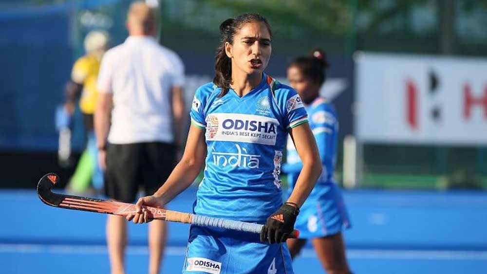 মনিকা মালিক (২৭, মিডফিল্ডার): তাঁর বাবা চণ্ডীগড় পুলিশের এএসআই। কুস্তি পছন্দ ছিল তাঁর। তবে মেয়ের ওপর কখনও চাপ দেননি কুস্তিতে যোগ দেওয়ার জন্য। হকি খেলার সিদ্ধান্ত নেন মনিকা। কুরুক্ষেত্র বিশ্ববিদ্যালয় থেকে পাশ করেন মনিকা। জাতীয় দলের অন্যতম খেলোয়াড় তিনি।