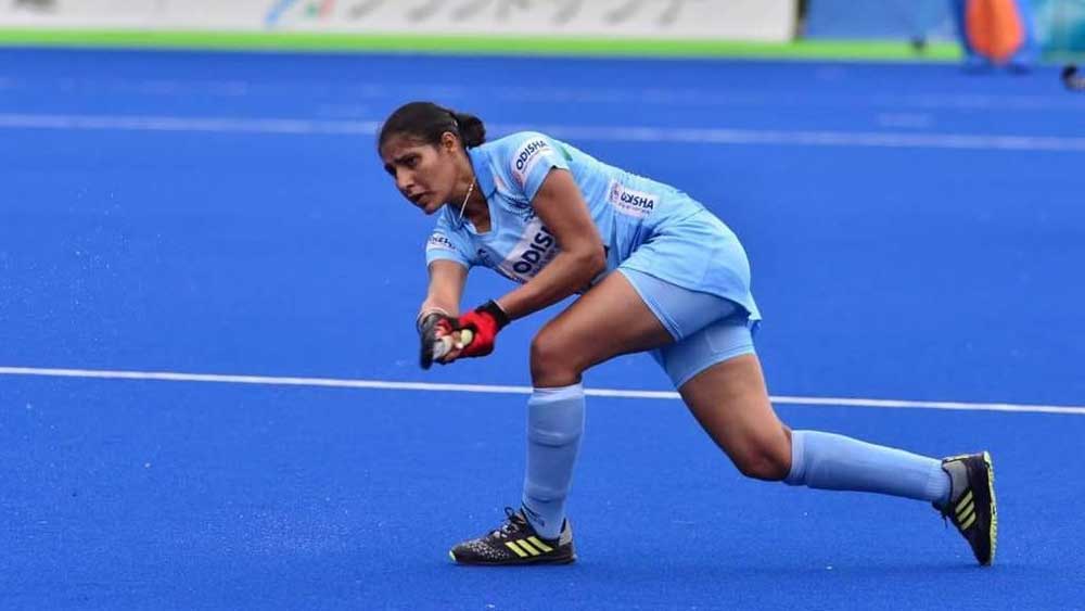 গুরজিৎ কৌর (২৫, ডিফেন্ডার): কোয়ার্টার ফাইনালে অস্ট্রেলিয়ার বিরুদ্ধে গোল করেন গুরজিৎ। আন্তর্জাতিক কেরিয়ারে গুরুত্বপূর্ণ সময় তাঁর এমন গোল ভারতকে জয় এনে দিয়েছে বহুবার। ২০১৭ সালে এশিয়া কাপ জয়ের পথে সাতটি গোল করেছিলেন তিনি। অনেক দূরের স্কুলে যেতে যাতে কষ্ট না হয়, সেই জন্য হস্টেলে পাঠানো হয়েছিল তাঁকে। সেখানে কাছেই ছিল হকির মাঠ। সেখানে অনেককে খেলতে দেখা ভালবেসে ফেলেন খেলাটাকে। সেই শুরু, তারপর থেকে আর থামেননি গুরজিৎ।