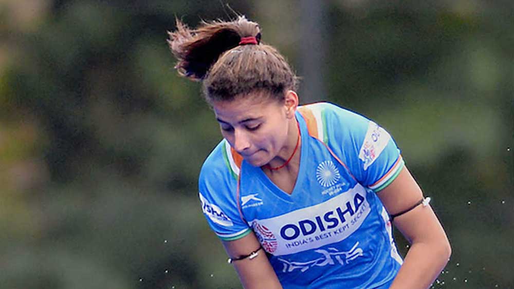 শর্মিলা দেবী (১৯, স্ট্রাইকার): ২০১৯ সালে টোকিয়োতেই অভিষেক ঘটে তাঁর। সেই টোকিয়োতেই এ বার খেলতে নেমেছেন তরুণ স্ট্রাইকার। আমেরিকাকে ৬-৫ গোলে হারানোর ম্যাচে স্কোরশিটে নাম তুলেছিলেন তিনি। নিজেকে ‘দুষ্টু মেয়ে’ বলেই পরিচয় দেন শর্মিলা। তাঁর দাদু জাতীয় পর্যায়ে হকি খেলেছেন। তবে হকিকে বেছে নেওয়ার আগে ভলিবল এবং ফুটবলও খেলেছেন শর্মিলা।