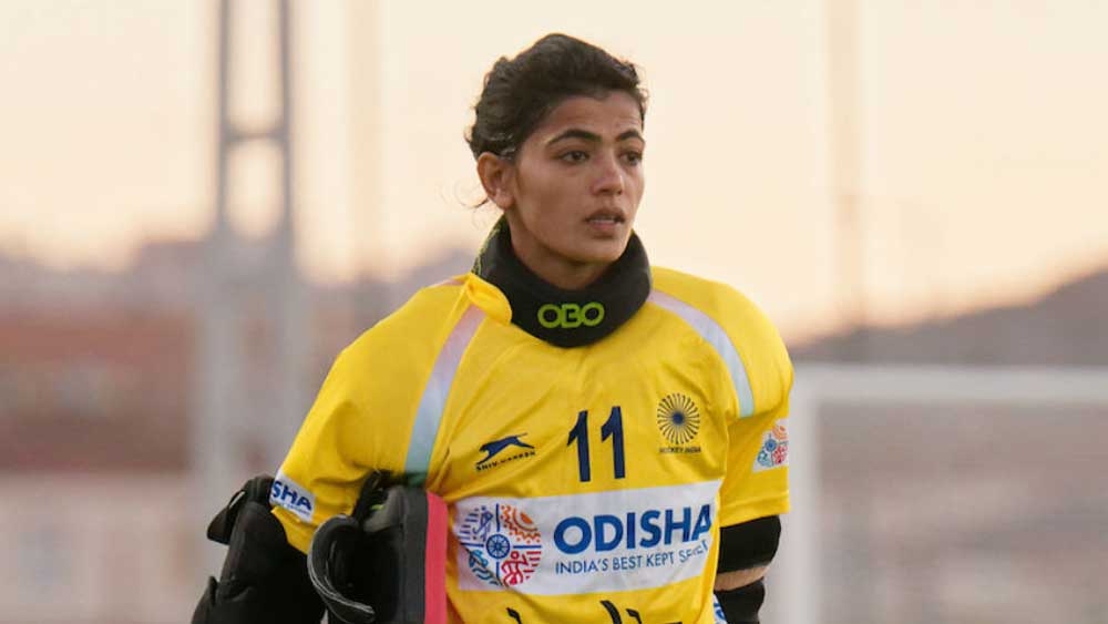 সবিতা পুনিয়া (৩১, গোলরক্ষক): হরিয়ানার সবিতা গোলরক্ষকের প্রশিক্ষণ নেবেন না বলে ঠিক করেছিলেন। কারণ গোলরক্ষক হলে প্রচুর বেশি সরঞ্জাম নিতে হয়। সেই নিয়ে বাসে উঠতে অসুবিধা হত তাঁর। গরমের মধ্যে এই পোশাক পরে থাকাও ছিল কষ্টের। কিন্তু এখন সবিতাই দলের প্রধান গোলরক্ষক। দাদুর উৎসাহে হকি খেলা শুরু করেন তিনি। তবে তাঁর বাবা প্রচুর খরচ করে হকির সরঞ্জাম কিনে দেওয়ার পরেই হকি খেলা নিয়ে আরও বেশি করে ভাবতে শুরু করেন সবিতা। এশিয়ান গেমসে পদক জয়ের সাক্ষী ছিলেন তিনিও।