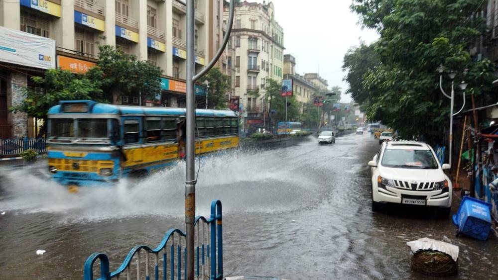 শুক্রবার সকালে জলমগ্ন সেন্ট্রাল অ্যাভেনিউয়ের একাংশ
