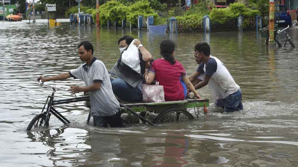 সামগ্রিক ভাবে উত্তর কলকাতাতেই জল জমে অসুবিধা হচ্ছে বেশি।