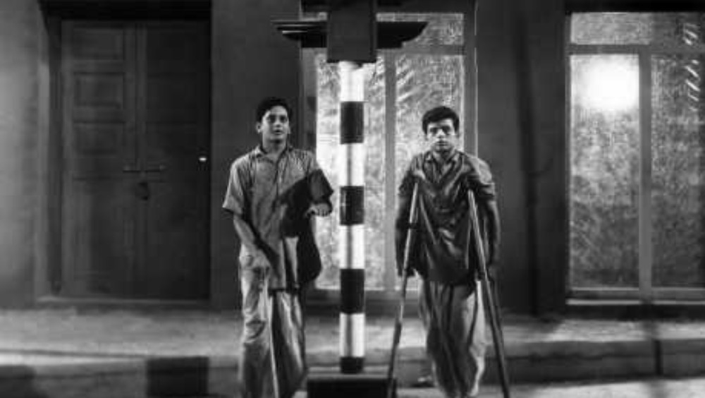 ছবিতে দুই বন্ধুর ভূমিকায় দেখা গিয়েছিল সুশীল কুমার এবং সুধীর কুমারকে। কিন্তু বিস্মিত হতে হয় এটা ভেবে যে, এত সফল ছবির দুই মুখ্য চরিত্র ছবি মুক্তির পর পরই কোথায় যেন হারিয়ে গিয়েছিলেন।