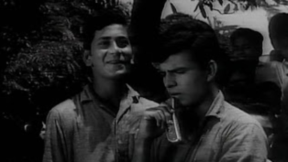 লালবাগের একটি মরাঠি পরিবারে জন্ম হয়েছিল সুধীরের। ‘দোস্তি’ কিন্তু তাঁর প্রথম ছবি ছিল না। ওই বছরই ‘দোস্তি’র আগে তাঁর আরও একটি ছবি মুক্তি পেয়েছিল। সেই ছবিটি তেমন সাফল্য পায়নি।