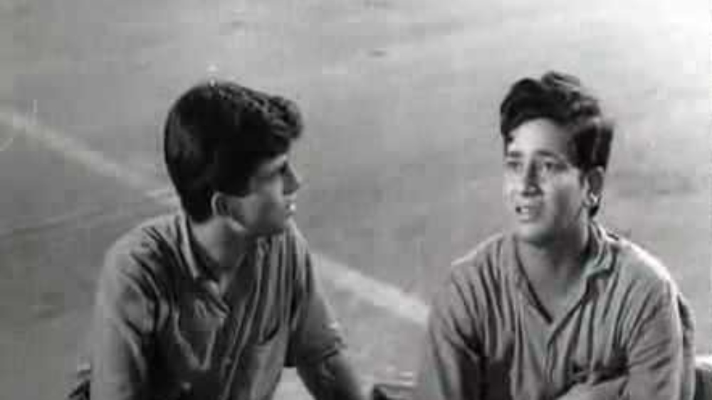 অন্য দিকে, গুজরাতি ব্যবসায়ী পরিবারে জন্ম নেওয়া সুশীল ‘দোস্তি’ ছবির পর রাজশ্রী প্রোডাকশনের সঙ্গে চুক্তি ছিন্ন করে দেন। রাজশ্রী প্রোডাকশনেরই ছবি ছিল ‘দোস্তি’। সুশীল দক্ষিণী ছবির প্রস্তাব পেয়ে চলে যান। কিন্তু যে প্রত্যাশা নিয়ে তিনি দক্ষিণী ইন্ডাস্ট্রিতে গিয়েছিলেন, তা পূর্ণ হয়নি। এ দিকে বলিউডেও তাঁর জন্য দরজা বন্ধ হয়ে গিয়েছিল।