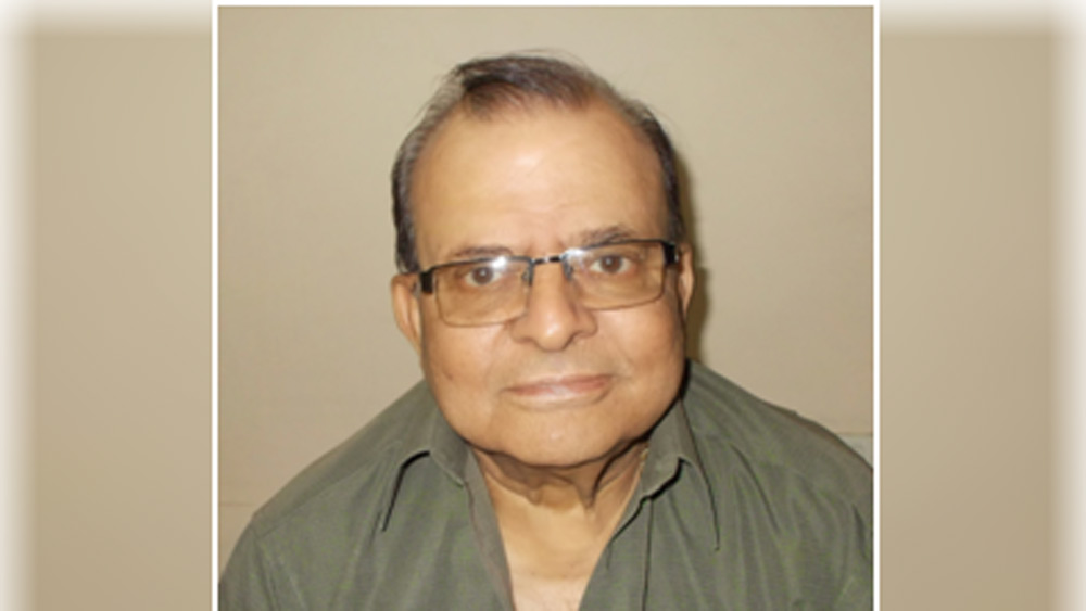 জানা যায়, বহু চেষ্টার পর সুযোগ না পেয়ে শেষে মুম্বইয়ে থেকে নিজের পড়াশোনাতেই ডুবে গিয়েছিলেন তিনি। ১৯৭১ সালে এয়ার ইন্ডিয়ার কেবিন ক্র হয়ে কাজে যোগ দেন। ২০০৩ সাল পর্যন্ত এয়ার ইন্ডিয়াতেই কাজ করেছেন তিনি। তারপর অবসর নিয়ে নেন।