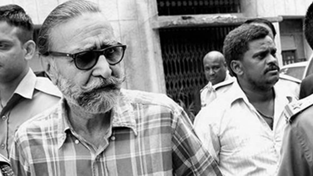 নিঠারি খুনিরা: নৃশংস সিরিয়াল কিলার। শুধু খুনই করত না তারা,  ধর্ষণ করত এবং মৃতদেহ খুবলে মাংসও খেত। সেই ঘটনা সামনে আসার পর গা শিউরে উঠেছিল দেশবাসীর। নয়ডার একটি গ্রাম নিঠারি। এই গ্রামেই থাকত ব্যবসায়ী মণীন্দ্র সিংহ পান্ধের এবং তার পরিচালক সুরেন্দ্র কোহলি। বাচ্চাদের ফুসলিয়ে বাড়িতে আনা থেকে তাদের খুন করা এবং তার পর দেহ লোপাট-- পুরো ছকটাই কষত দু’জনে মিলে।