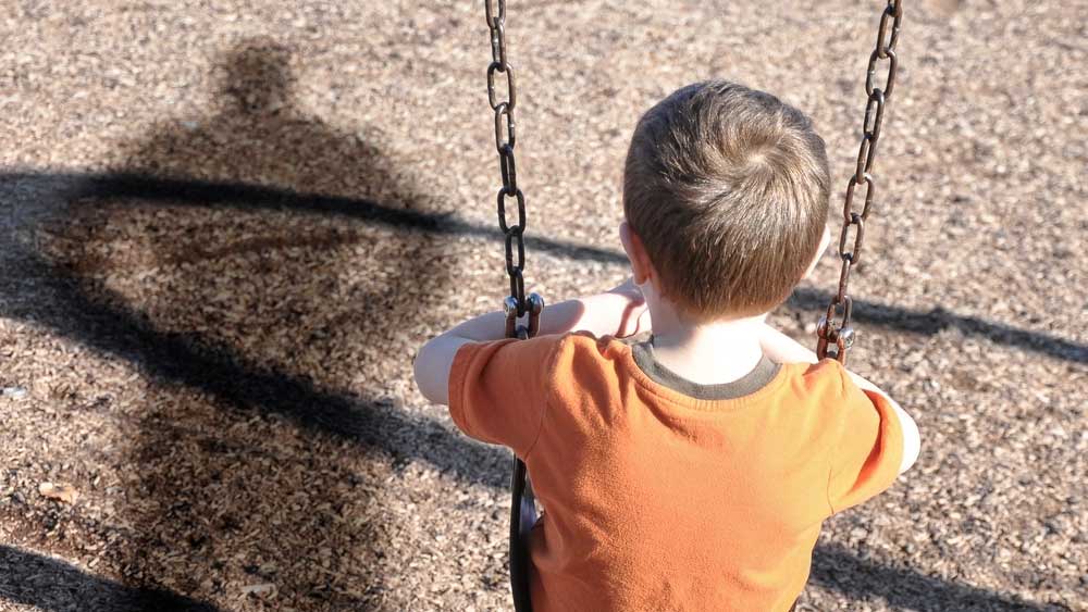 ২০০৫ থেকে ’০৬ সালের মধ্যে উত্তরপ্রদেশের নয়ডার কাছে নিঠারি এলাকায় ২০টি শিশুর নিখোঁজ হওয়ার ঘটনা ঘটে। বেশ কিছু দিন পরে ওই এলাকার আশপাশ থেকে নিখোঁজ হওয়া শিশুদের কঙ্কাল উদ্ধার করে পুলিশ।