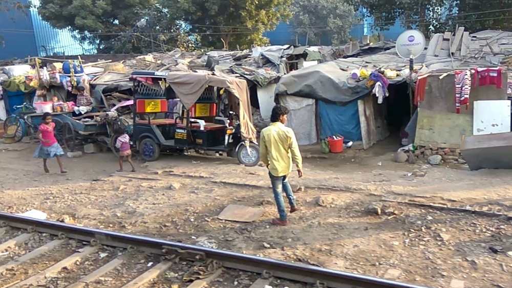 সে সময়ে সেন্ট্রাল রেলওয়ে পরিচিত ছিল গ্রেট ইন্ডিয়ান পেনিনসুলার রেলওয়ে নামে। এর রেললাইন বরাবর ঘিঞ্জি বস্তি এলাকা ছিল রামনের অপরাধের বিচরণক্ষেত্র। পুলিশের কাছে স্বীকার করেছিল, ১৯৬৬ সালে সে খুন করেছিল ৪১ জনকে। কিন্তু তার শিকারের মোট সংখ্যা কত, সেটা সে বলতে পারেনি। নিজেই নাকি ভুলে গিয়েছিল!