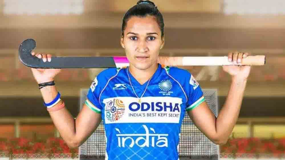 রানি রামপাল (২৬, স্ট্রাইকার): ভারতীয় দলের অধিনায়ক হরিয়ানার ২৬ বছরের রানি। সালওয়ার কামিজ পরে, ভাঙা হকিস্টিক নিয়েই খেলা শুরু করেছিলেন তিনি। ভারতের হয়ে অভিষেক ঘটে ১৫ বছর বয়সে। এখনও অবধি ২২৬টি ম্যাচে ১১২টি গোল করেছেন রানি। ভারতকে একাধিক ম্যাচে জয় এনে দিয়েছেন তিনি। ছোটবেলায় রোজ দু’বেলা খাবারও জুটত না। সেই রানির দিকেই এখন তাকিয়ে গোটা দেশ।