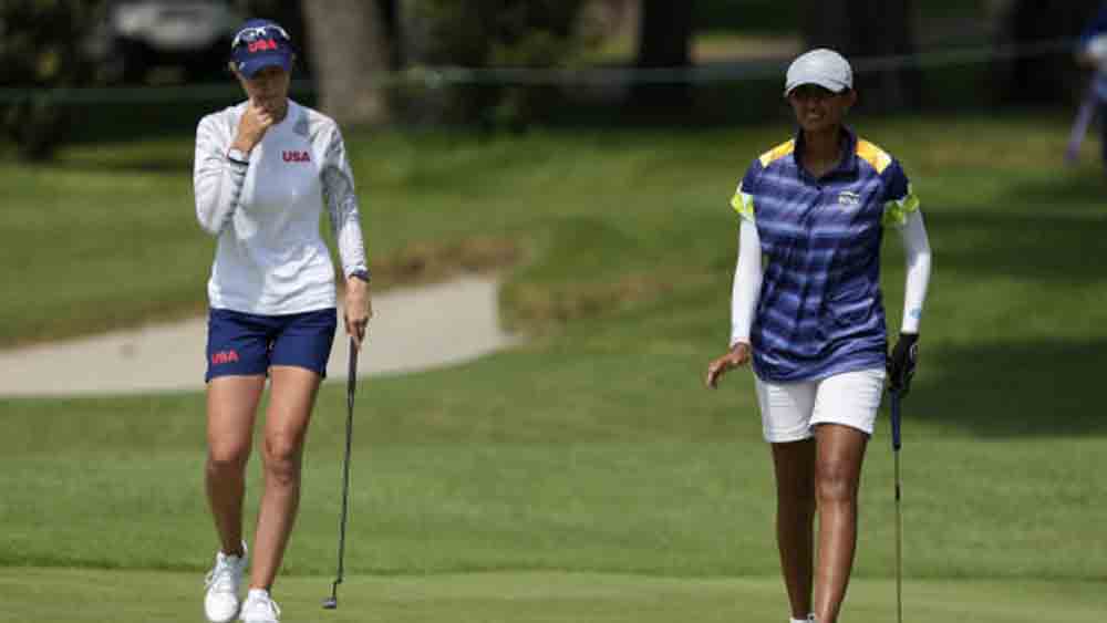 অদিতির সঙ্গে তাঁর মা, বাবাও গল্ফ খেলতে শুরু করেন। এক রেস্তরাঁয় খেতে বসে গল্ফের মাঠ চোখে পড়ে। ইচ্ছা হয় খেলতে। সেই থেকেই শুরু করেন খেলা।