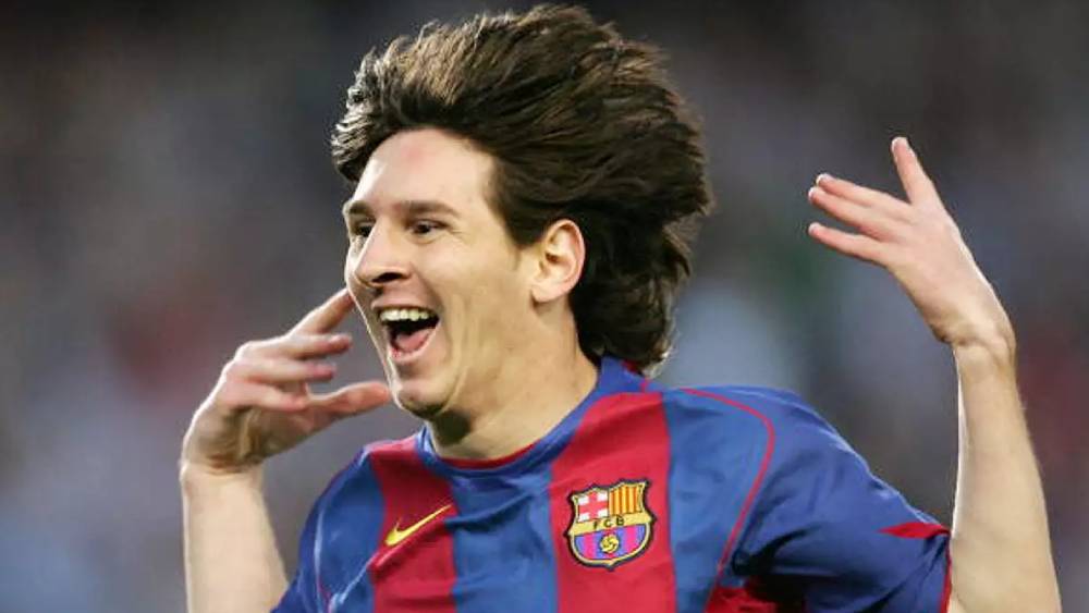 ১৬ অক্টোবর ২০০৪-এ প্রথম সিনিয়র দলে অভিষেক হয় তাঁর। এসপ্যানিয়লের বিরুদ্ধে ৮২ মিনিটে নামেন তিনি। ১৭ বছর তিন মাস ২২ দিন বয়সে সেই সময়ে বার্সেলোনার সর্বকনিষ্ঠ ফুটবলার হিসেবে প্রতিযোগিতামূলক ম্যাচ খেলেছিলেন তিনি।